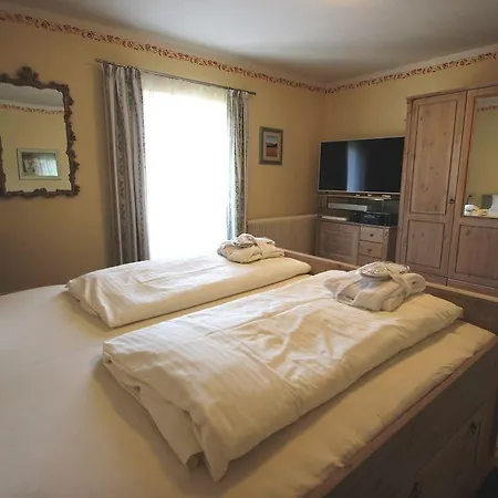 Alpenlandhaus Menardi מלון דירות 4*