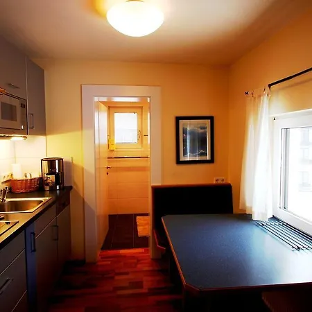 Alpenlandhaus Menardi מלון דירות 4*