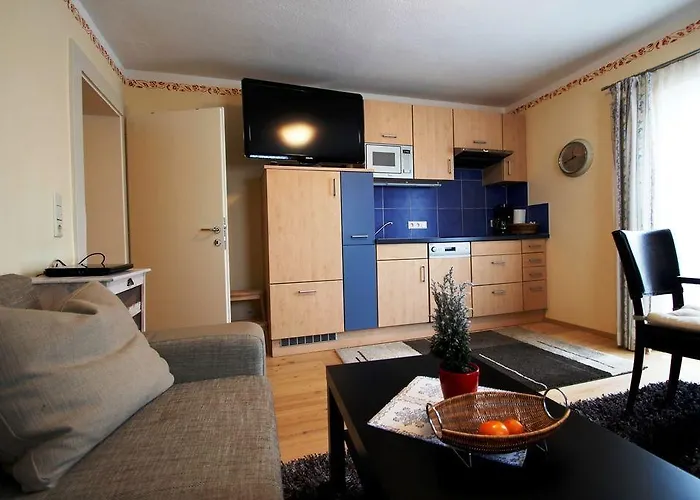 Alpenlandhaus Menardi מלון דירות 4*